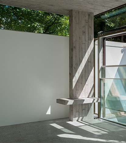 Sophie Hicks Architects. 1A Earl's Court Square. The structural frame is in exposed concrete