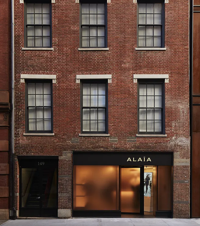 Sophie Hicks Architects. 1A Earl's Court Square. The structural frame is in exposed concrete