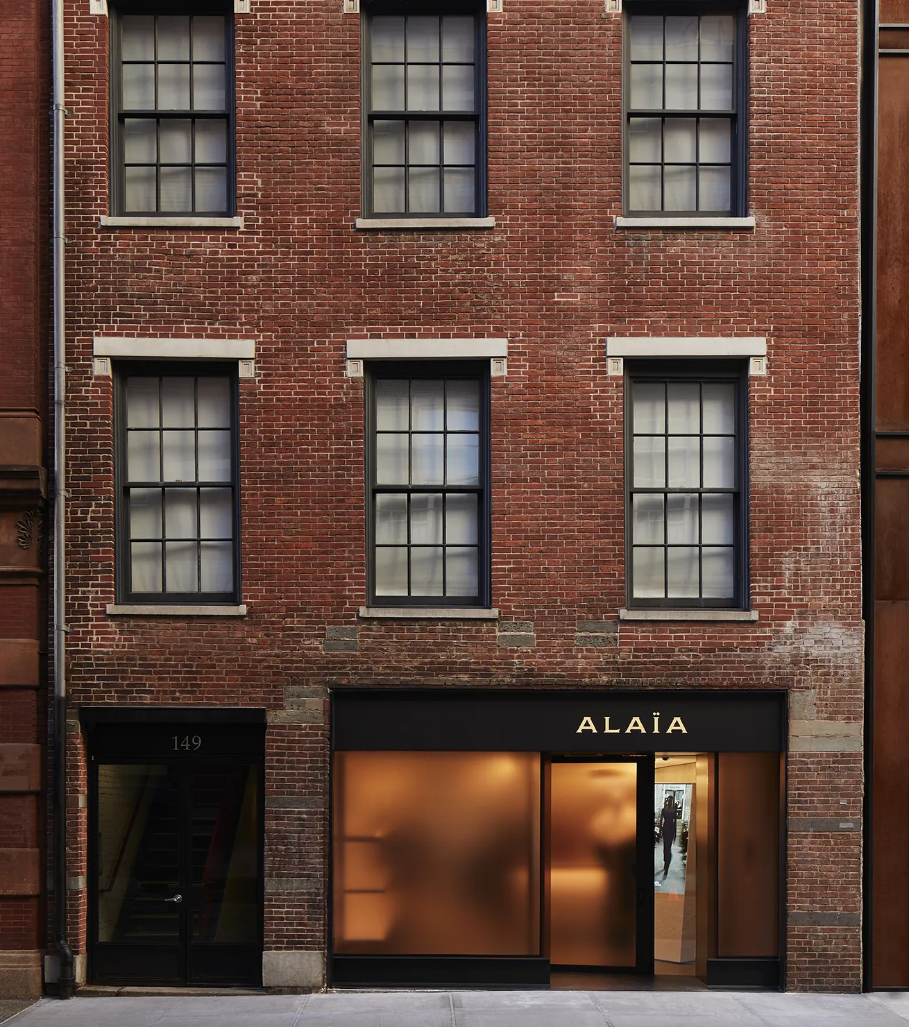 Sophie Hicks Architects. 1A Earl's Court Square. The structural frame is in exposed concrete